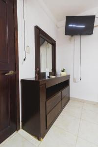 巴卡拉尔Zayali Bacalar - Guest House的浴室设有水槽和墙上的镜子