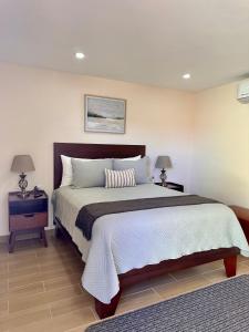 恩塞纳达港Casa Berty 4的一间卧室设有一张大床和两个床头柜