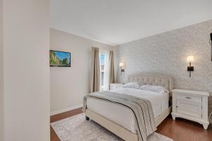 达文波特Luxury Villa at Disney Area的白色的卧室设有床和窗户