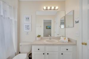 达文波特Luxury Villa at Disney Area的白色的浴室设有水槽和镜子