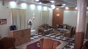 Kafr ʼakīmLoulouat Al Reef的带沙发和 ⁇ 格地板的客厅