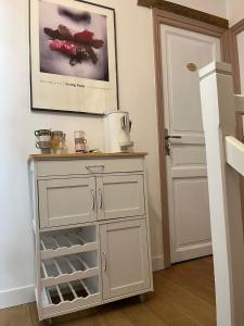 里尔Chambre privée Place aux oignons的厨房配有带抽屉的白色梳妆台
