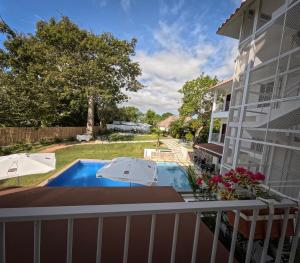 佩达西镇Hotel Pedasí Nature Paradise的阳台享有带游泳池的房屋景色