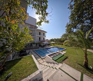 佩达西镇Hotel Pedasí Nature Paradise的享有带游泳池的房屋外部景致
