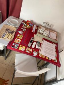 科洛尼亚-德尔萨克拉门托Habitación Juspe的一张桌子上放着红色桌布