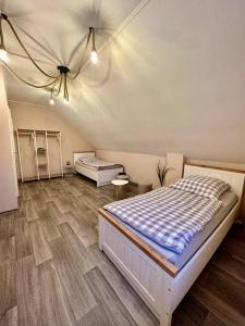 不来梅港Stilvoll eingerichtetes Ferienhaus in ruhiger Lage的一间卧室设有两张床和天花板