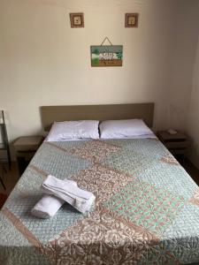 科洛尼亚-德尔萨克拉门托Habitación Juspe的一间卧室配有一张床,上面有两条毛巾