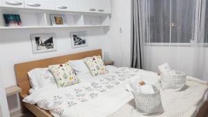 克卢日-纳波卡Central Park Studio的卧室内的一张带白色床单和枕头的床