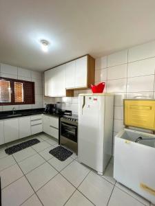 巴纳内拉斯Casa em Bananeiras PB的厨房配有冰箱和红色碗
