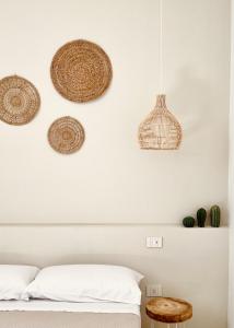 莱乌卡Camere Assúd的卧室的墙上挂着藤篮