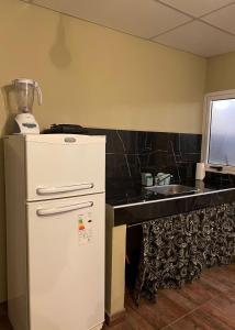 玛利亚镇Casaquinta的厨房配有冰箱顶部的搅拌机