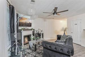 亚特兰大Modern Oasis for family Escape !的带沙发和壁炉的客厅