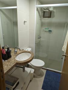 马塞约Moderno apartamento perto da praia的浴室配有卫生间、盥洗盆和淋浴。