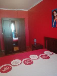 贝雅Casa Modesta II的红色卧室设有红色墙壁的床