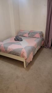 ColindaleTwo bed Apartment free parking near Colindale Station的一间卧室,配有两张床
