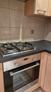 ColindaleTwo bed Apartment free parking near Colindale Station的厨房配有炉灶