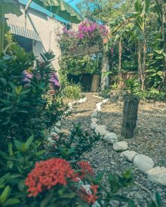 帕洛米诺Palomino EcoHouse & Camping的鲜花和石头小径的花园
