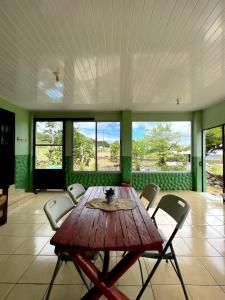 GuayabalMiravalles Volcano House的一间带木桌和椅子的用餐室