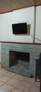 特古西加尔巴Hotel Alsacia的壁炉上配有电视