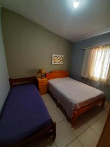 塞拉内格拉tranquilidade的一间卧室设有两张床和窗户。