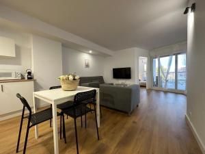 卡耐特蒂贝兰格Apartamentos Canet al Mar.的客厅配有桌椅和沙发