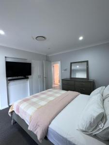 卡姆登Modern Luxury with Nature的一间卧室配有一张大床和一台平面电视