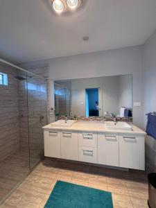 卡姆登Modern Luxury with Nature的大型浴室设有水槽和淋浴。