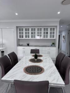卡姆登Modern Luxury with Nature的一间带桌椅的用餐室