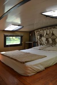 阿维尼翁佩妮舍丝布瓦船屋的窗户客房内的一张大床
