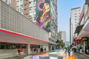 弗洛里亚诺波利斯Confortável Studio com 46,72m²的一群人沿着城市的街道走着