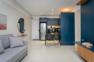 弗洛里亚诺波利斯Confortável Studio com 46,72m²的带沙发的客厅和厨房