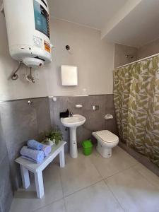 波萨达斯Alojamiento Céntrico的一间带水槽和卫生间的浴室以及一台电视。