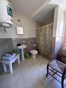 波萨达斯Alojamiento Céntrico的一间带卫生间和水槽的浴室