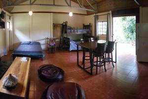 图里亚尔瓦Studio House in Eco-Farm: nature, relaxing, hiking的配有一张床和一张桌子及椅子的房间