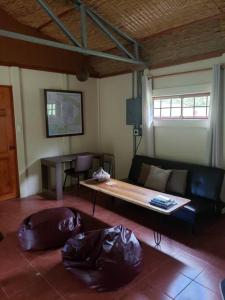 图里亚尔瓦Studio House in Eco-Farm: nature, relaxing, hiking的客厅配有沙发和桌子