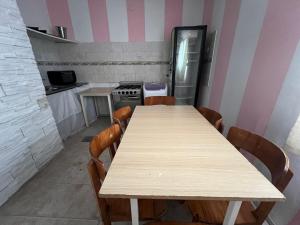 耶尔瓦布埃纳Chalet en YB的厨房配有木桌和冰箱。