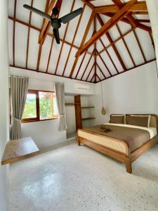 龙目岛库塔Karyana Apartment的一间卧室配有一张床和吊扇