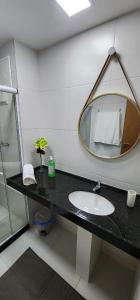 伊波茹卡Mana Beach Experience - Porto de Galinhas - Muro Alto Alto的一间带水槽和镜子的浴室
