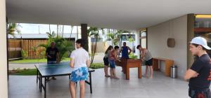 伊波茹卡Mana Beach Experience - Porto de Galinhas - Muro Alto Alto的一群打乒乓球的人