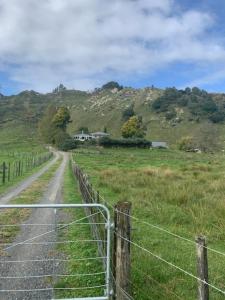 UrutiHill top view farm stay的田野上道路边的围栏