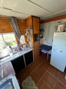 拉佩德雷拉Biodiversidad posada familiar的厨房配有水槽和冰箱