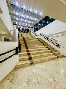 阿卡普尔科Hotel Torres Gemelas 2011 N的大楼里,有一套楼梯,人们在上面走
