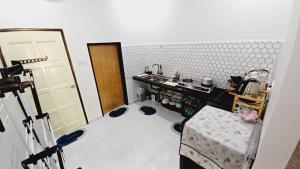 Padang RengasAufa House的一个带水槽和门的小厨房