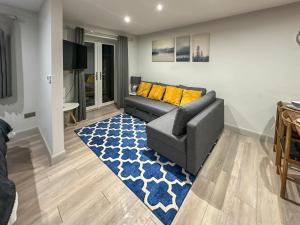 吉尔斯菲尔德The Annexe的带沙发和蓝色地毯的客厅