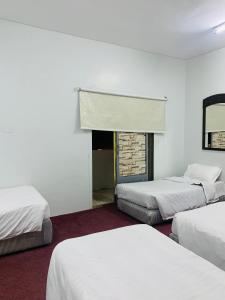 麦地那لينا للوحدات السكنية المفروشة的酒店客房设有两张床和壁炉