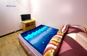 奋起湖阿里山茂馨民宿的带电视的客房内的大型充气游泳池