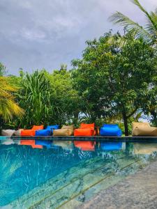 蒂瑟默哈拉默理查兹卡巴纳斯酒店的游泳池旁一排五颜六色的椅子