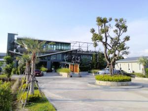 Bang HiaThe River Palm Resort的停车场内有停车位的建筑物