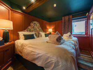康福斯Three Peaks Barn的一间卧室配有带毛巾的床