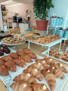 利多克拉西阿斯特酒店的商店桌子上陈列的面包和糕点